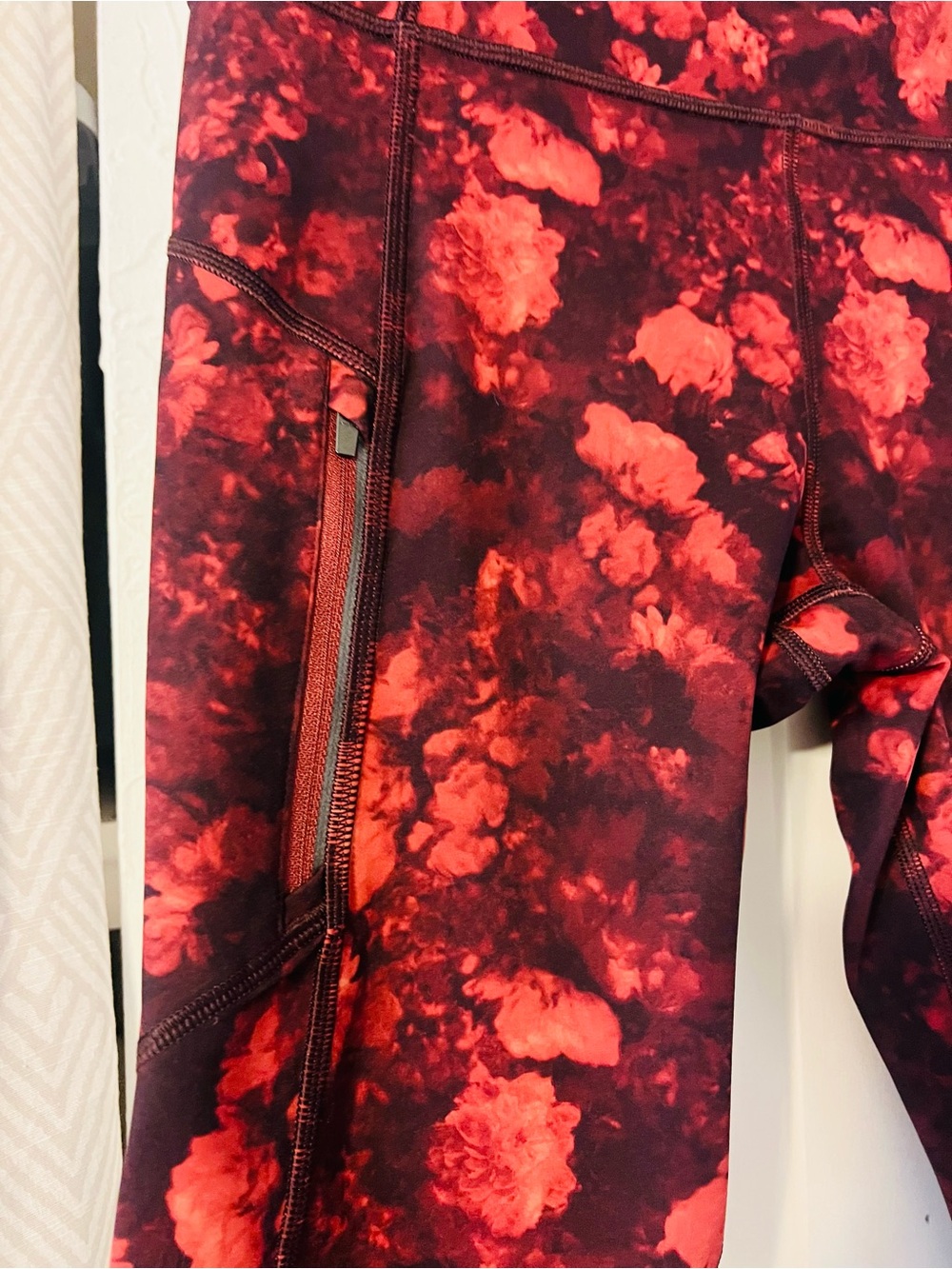 Athleta Red and Black Tie-Dye Rainier Printed Tight Capri Leggings Womens Medium - Picture 2 of 4